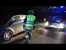 Esce di strada con l’auto e sradica il guard rail: ferita una donna di 68 anni