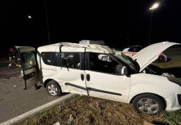 Mede, mancata precedenza: il furgone si ribalta, in due finiscono all’ospedale