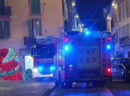Tegole pericolanti in centro città a Vigevano. Intervengono i pompieri