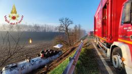 Autocisterna carica di Gpl esce di strada e si ribalta