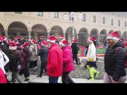 Vigevano, successo della Scarpadoro di Natale... in rosso