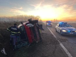 Auto si ribalta sulla statale 494 a Mortara. Grave un uomo trasportato con l'elisoccorso