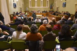 Sulla mozione di sfiducia al sindaco è pareggio. Lunedì la sfida finale sul bilancio