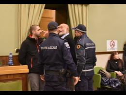 «Non riprenda la seduta». «E lei non mi rompa il c....»: espulso Pizzi dall'aula