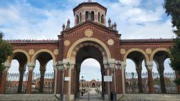 Rubano il rame al cimitero: spariti una trentina di vasi nella notte