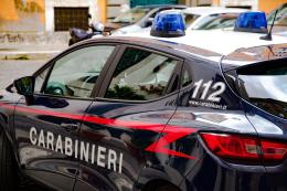 Colpisce un'altra auto e si schianta contro le barriere
