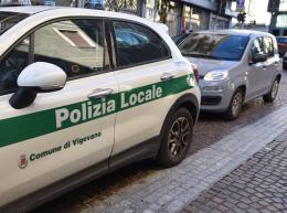 Vigevano, ciclista urtata in centro: ferita una 76enne