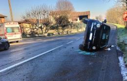 L'auto si ribalta sul lato: incidente a Pieve del Cairo