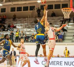 Basket, serie A2, Mack fa l'americano, la Elachem Vigevano spezza l'incantesimo: a Cento è vittoria (64-79)