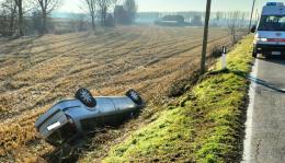 Zeme, auto esce di strada e si ribalta nel campo: due feriti