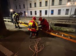 Si tuffano nel canale in via Rocca Vecchia a Vigevano. Ripescati dai pompieri