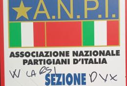 Deturpata la targa dell’Anpi di Vigevano con scritte di stampo fascista
