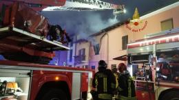 San Genesio, a fuoco tre abitazioni: soccorsa una donna di 78 anni