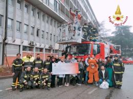 La Befana dei vigili del fuoco distribuisce doni al San Matteo di Pavia