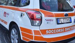 Ferito con ustioni al volto mentre accende il camino 