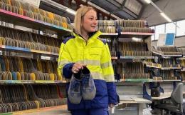 Le scarpe vecchie dei portalettere saranno riciclate e trasformate in pavimentazione per le aree gioco dei bambini