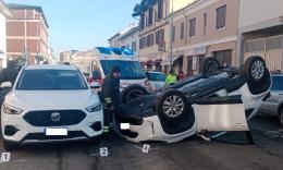 Vigevano: auto si ribalta in mezzo a corso Milano