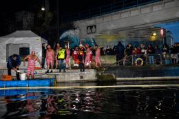 Un tuffo nelle acque gelide del Naviglio Grande