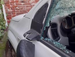 Notte brava a Mortara, un furto e spaccate in bar e negozi. Vandalizzata un’auto
