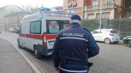 Cade al suolo e viene soccorso in corso Cavour a Vigevano