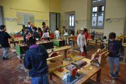 L'aula scolastica si trasforma in falegnameria: 44 bambini imparano l'arte del bricolage
