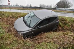 Auto finisce fuori strada, trasportato in gravi condizioni un 51enne di Vigevano