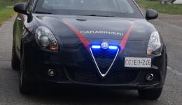 Spaccano il finestrino e rubano la borsa: fermati a Borgo San Siro mentre stavano bruciando i documenti. Tre arresti