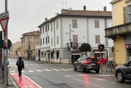 Il motocarro passa con il rosso e il Comune multa se stesso