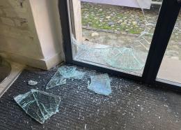 Vigevano, spaccano la porta in vetro di un bar di prossima apertura: via con gli alcolici
