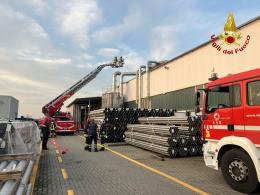 Incendio alla Siderinox di Morimondo: i vigili del fuoco domano il rogo