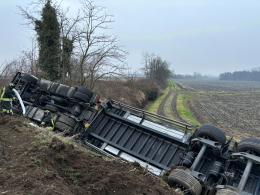 Mezzo pesante si ribalta tra Sartirana e Torre Beretti, illeso l'autotrasportatore