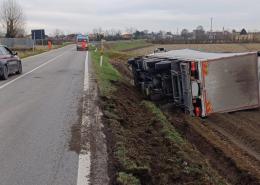 Autoarticolato esce di strada a Castello d'Agogna. Autista ferito lievemente