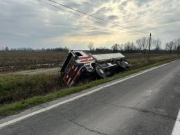 Camion esce di strada a Pieve Albignola. Scatta l'allarme, poi il conducente esce illeso