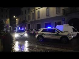 Ubriachi infastidiscono e insultano i passanti: intervengono le forze dell'ordine