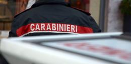 Portano via un armadio blindato: all’interno erano custoditi un fucile da caccia e una pistola