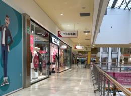 SI calano dal soffitto e rubano nei negozi del centro commerciale "Ducale" di Vigevano