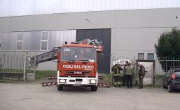 Abbiategrasso, crolla il tetto di un capannone industriale durante un test: paura, ma nessun ferito 