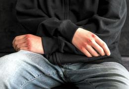Sedicenne minacciato e rapinato in centro a Vigevano. La madre: «Gli hanno puntato contro il taser»