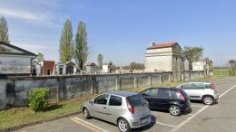 Lei segue la vittima dentro il cimitero, mentre i complici vanno a rubare in auto: denunciata