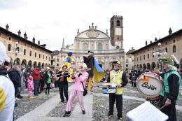 Un Carnevale con due carri, i coriandoli e i laboratori