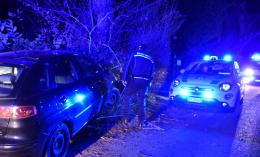 Vigevano, l'auto si schianta contro un albero: feriti due giovani