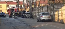 Due auto bruciate all'alba: sul posto pompieri e carabinieri