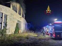 Voghera, vasto incendio all'ex dogana