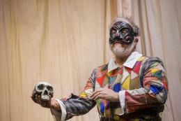 Andrea Pennacchi porta in scena un Arlecchino contemporaneo