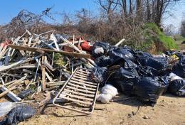 Gambolò, rifiuti abbandonati in campagna: responsabile sanzionato. Dovrà pagare 500 euro e ripulire l'area 
