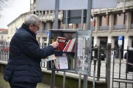 Cinque scatole piene di libri gratuiti