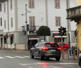 Sarà rifatto l'impianto semaforico di fronte alla stazione