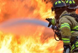 Voghera, a fuoco un deposito limitrofo alla stazione: indagano i carabinieri