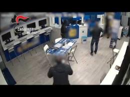Assaltarono una sala slot nel Milanese armati di pistola e martello: quattro arresti