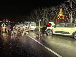 Incidente nella notte ad Abbiategrasso: tre auto coinvolte nello schianto, due feriti in gravi condizioni